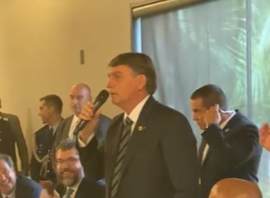 'Enfia no rabo de vocês da imprensa essas latas de leite condensado', diz Bolsonaro