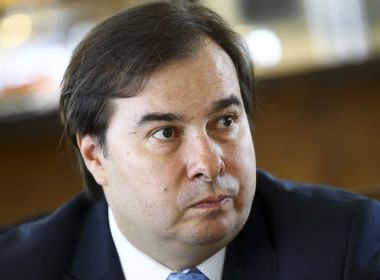 Após 'traição' no DEM, Maia ameaça abrir processo de impeachment contra Bolsonaro