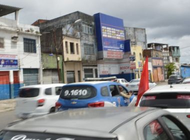 Manifestantes flagram PM fotografando placas de carros durante ato contra Bolsonaro