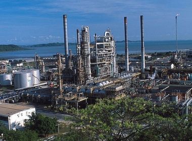 Após Petrobras oficializar venda da Refinaria Landulpho Alves, petroleiros podem entrar em greve