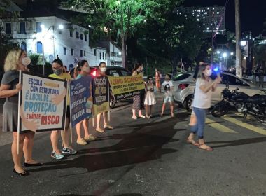 Grupo de pais promovem protesto por volta das aulas em frente a casa de Bruno Reis