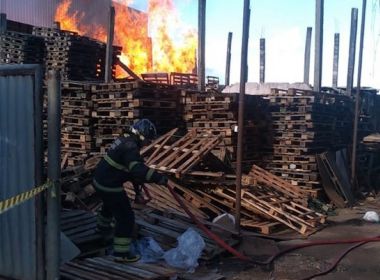 Incêndio atinge fábrica de paletes em Valéria nesta terça