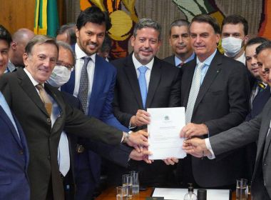 Com tumulto e aglomeração, Bolsonaro entrega proposta de privatização dos Correios à Câmara