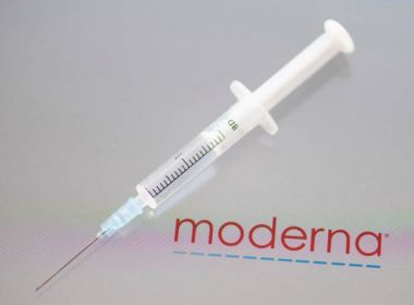 Ministério da Saúde fecha acordo para comprar vacina da Moderna 