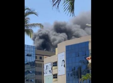 Incêndio atinge clínica psiquiátrica em Ondina; Bombeiros controlam as chamas