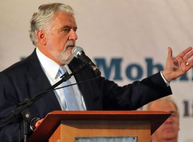 Jaques Wagner cobra informações sobre viagem de Eduardo Bolsonaro aos EUA