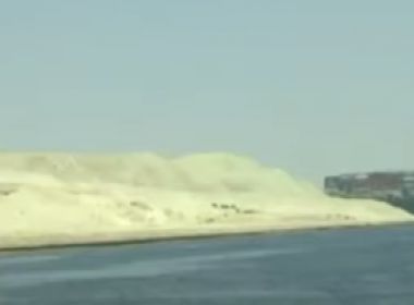Meganavio encalha e causa 'congestionamento' no Canal de Suez