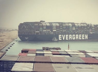 Encalhado há seis dias no Canal de Suez, meganavio retoma navegação