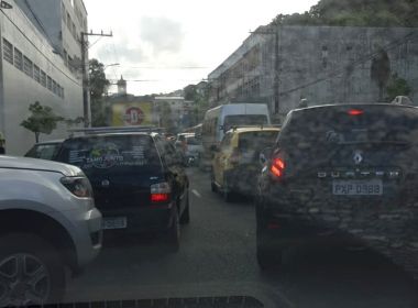 Movimento para Semana Santa e acidente deixam trânsito lento na Cidade Baixa