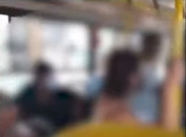 Mulher ofende rapaz, chama de 'macaco fedorento' em ônibus e é presa em flagrante