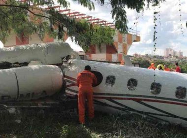 Avião cai no aeroporto da Pampulha, em BH; 2 pessoas ficam feridas