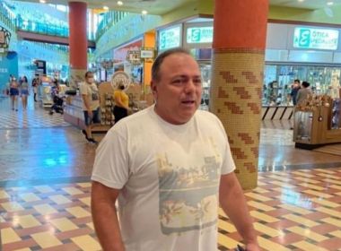 Ex-ministro da Saúde, Pazuello passeia sem máscara em shopping de Manaus