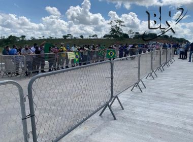 Apoiadores de Bolsonaro aguardam chegada do presidente em Conceição do Jacuípe