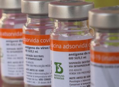 Passaporte Covid europeu deve excluir vacinas não aprovadas na UE, como Coronavac