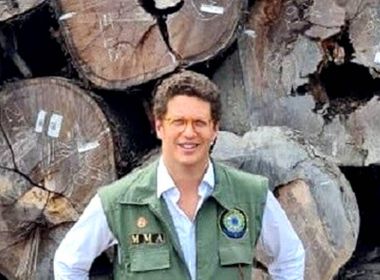 Juíza federal manda PF devolver madeira apreendida por delegado que denunciou Salles