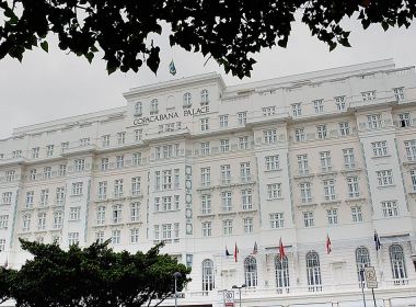 Prefeitura do Rio multa Copacabana Palace em R$ 15 mil por festa com aglomeração