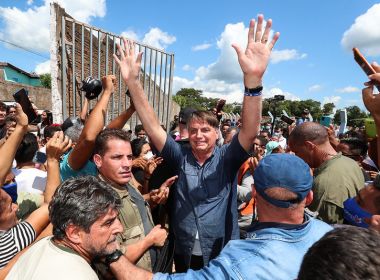Bolsonaro é autuado no Maranhão por andar sem máscara e causar aglomeração 