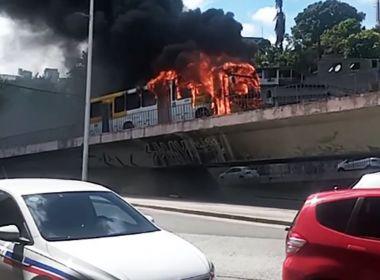 Incêndio atinge ônibus na região do Aquidabã, em Salvador
