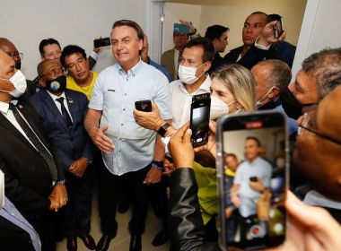 Bolsonaro é xingado ao entrar em avião para cumprimentar passageiros: 'Fora, genocida'
