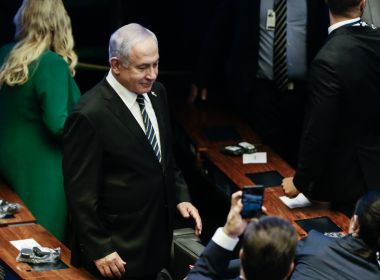 Parlamento de Israel confirma nova coalizão de governo e tira Netanyahu do poder