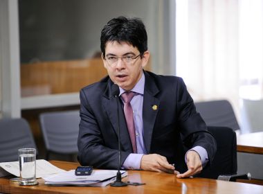 Randolfe diz que Bolsonaros têm 'obsessão' por ele e sugere que Carlos 'saia do armário'