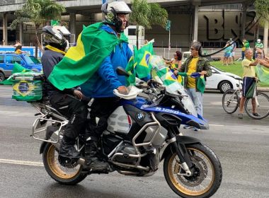 Apoiadores do presidente Jair Bolsonaro dão largada do Dique em direção a Boca do Rio 