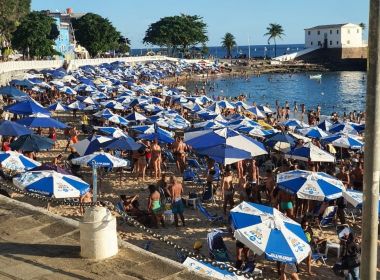 Aglomeração: Praia do Porto da Barra tem intensa presença de banhistas neste sábado