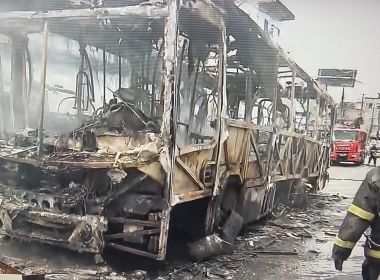 Ônibus é incendiado na manhã desta segunda no bairro do IAPI, em Salvador