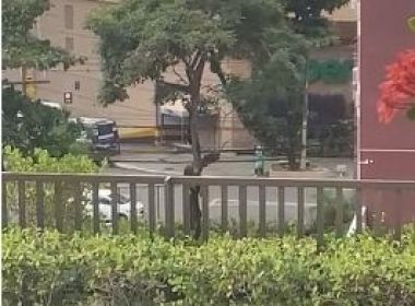 Seguranças trocam tiros durante tentativa de assalto a carro forte na Pituba; assista