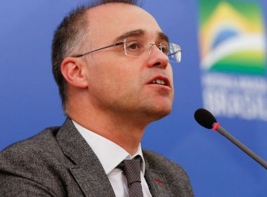 Mendonça pede apoio de Wagner para STF enquanto gabinete do ódio ataca petista