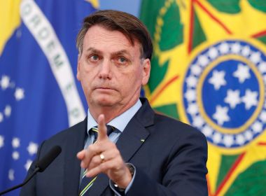 Bolsonaro faz novo ataque a Barroso e diz que ministro coopta TSE e STF