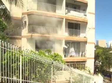Apartamento pega fogo na Federação; moradora fica presa e vizinhos fazem resgate
