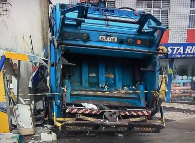 Caminhão de lixo atinge prédio em Amaralina e deixa quatro feridos