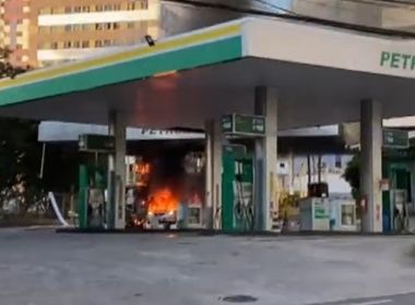 Carro pega fogo em posto de combustíveis no Stiep nesta quarta-feira
