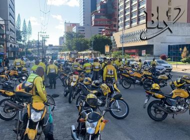 Mototaxistas bloqueiam acesso a posto de gasolina em protesto contra aumento de preços 