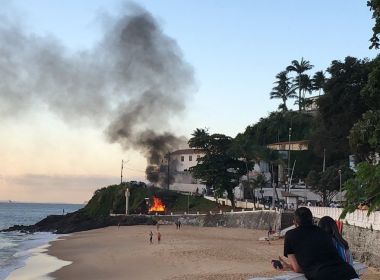 Incêndio no Porto da Barra deixa duas vítimas; início do fogo é desconhecido 