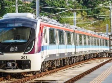 Homem ameaça funcionários do metrô com facão e é detido pela polícia em Salvador