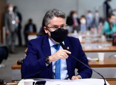 Senador chama Bolsonaro de 'criminoso golpista' e diz que 'impeachment é seu destino'