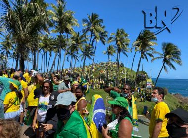 Ato de apoio a Bolsonaro na Barra é encerrado com homenagem ao soldado Wesley