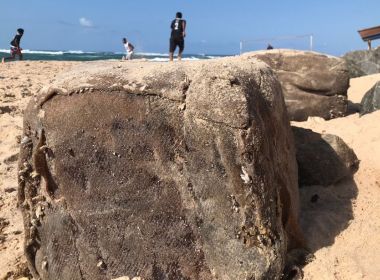 Novos fardos de borracha são encontrados na praia da Pituba