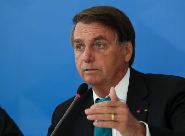 Bolsonaro diz a deputados estar 'noivo' do PP, mas ter 'affair' com PL