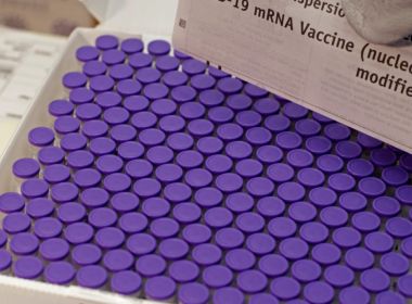 Municípios receberão novo lote de vacinas da Pfizer e devem antecipar 2ª dose