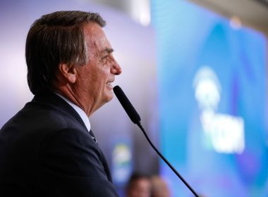 Bolsonaro diz que 'salário é pouco pra quem recebe' mas defende ser 'muito pra quem paga'