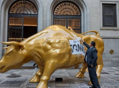 Menos de 24h depois de inauguração, touro dourado da B3 é alvo de protesto contra fome