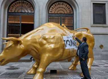 Touro da B3 deve ser multado e removido após decisão de comissão de urbanismo de SP