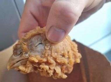 Cliente recebe cabeça de galinha em pedido de frango frito no Reino Unido