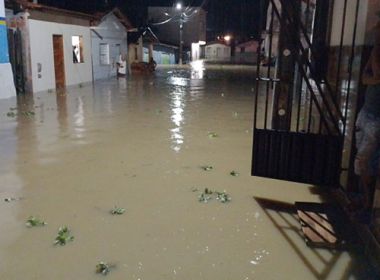 Dário Meira: Nível de rio sobe e águas invadem ruas e casas  