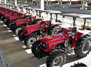 Rui entrega tratores para fortalecer a agricultura familiar na Bahia