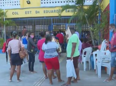 Pais e mães ficam quase 24h em fila para garantir matrícula na rede estadual