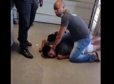 VÍDEO: Homem é preso após tentar furtar carne no Atakarejo da Boca do Rio